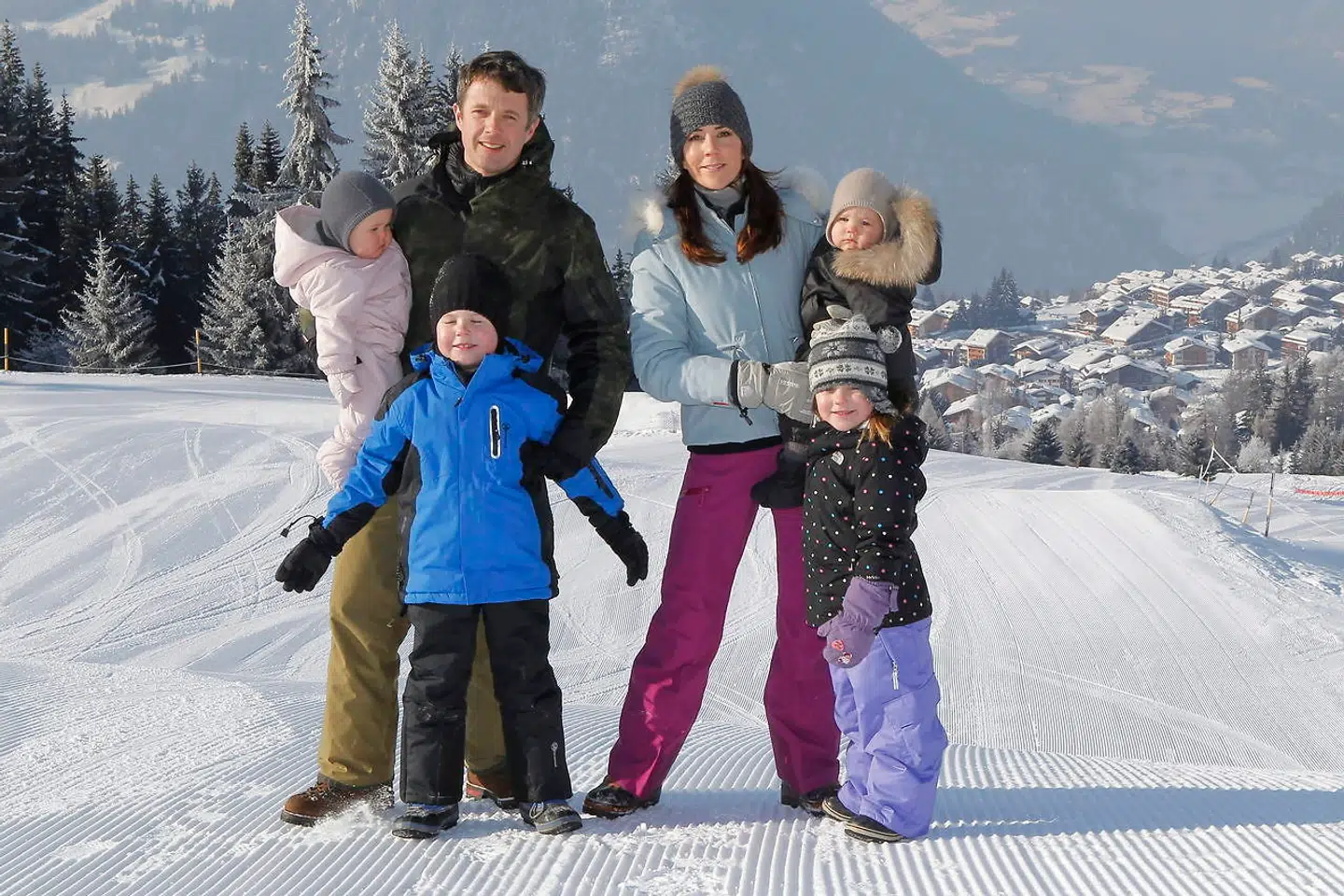 Kronprinsesse Mary skal sammen med prins Christian, prinsesse Isabella, prins Vincent og prinsesse Josephine bo i Verbier i tre måneder, hvor børnene skal gå i skole. Kronprinsparret har mange gange tidligere været i Verbier på skiferie. Her ses de for nogle år siden.