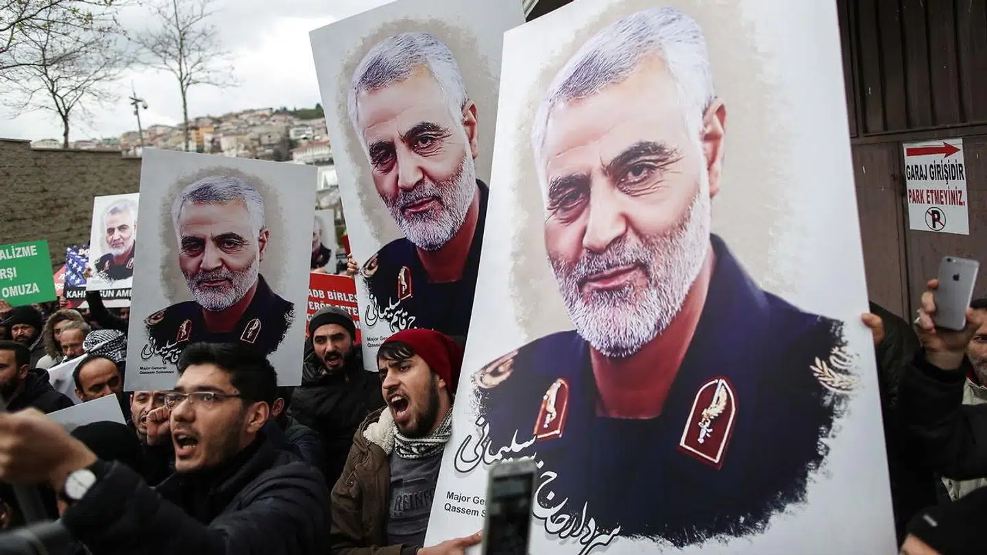 Demonstranter på gaden med Qasem Soleimanis billede.