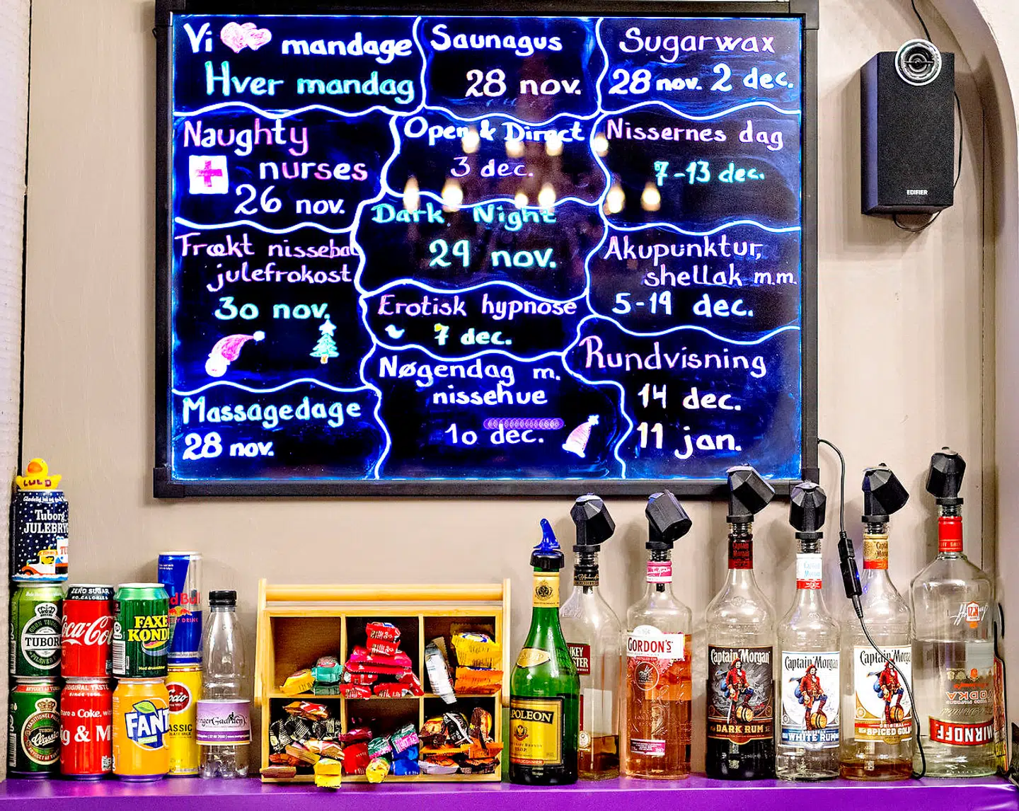 !9-årige Nadine er swinger. Når hun ikke er i skole, sammen med sine veninder eller familie, er hun sammen med vennerne på Swingergaarden i Slagelse. Her føler hun sig tryg og vil langt hellere dyrke sex her under ordnede forhold end at gå hjem fra byen med en fremmed fyr. I klubben har de fleste medlemmer et dæknavn. Nadines er 'Blondie'.