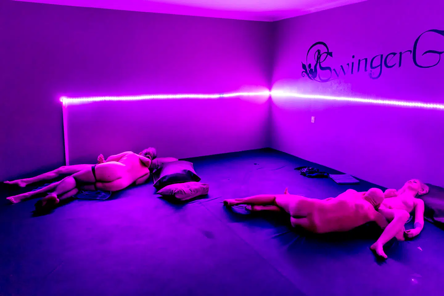 !9-årige Nadine er swinger. Når hun ikke er i skole, sammen med sine veninder eller familie, er hun sammen med vennerne på Swingergaarden i Slagelse. Her føler hun sig tryg og vil langt hellere dyrke sex her under ordnede forhold end at gå hjem fra byen med en fremmed fyr. I klubben har de fleste medlemmer et dæknavn. Nadines er 'Blondie'. Julefest i Swingergaarden. Først er der helstegt pattegris, og så skal der leges. Kl. er 23, og Nadine og en anden gæst er endt på parmadrassen.