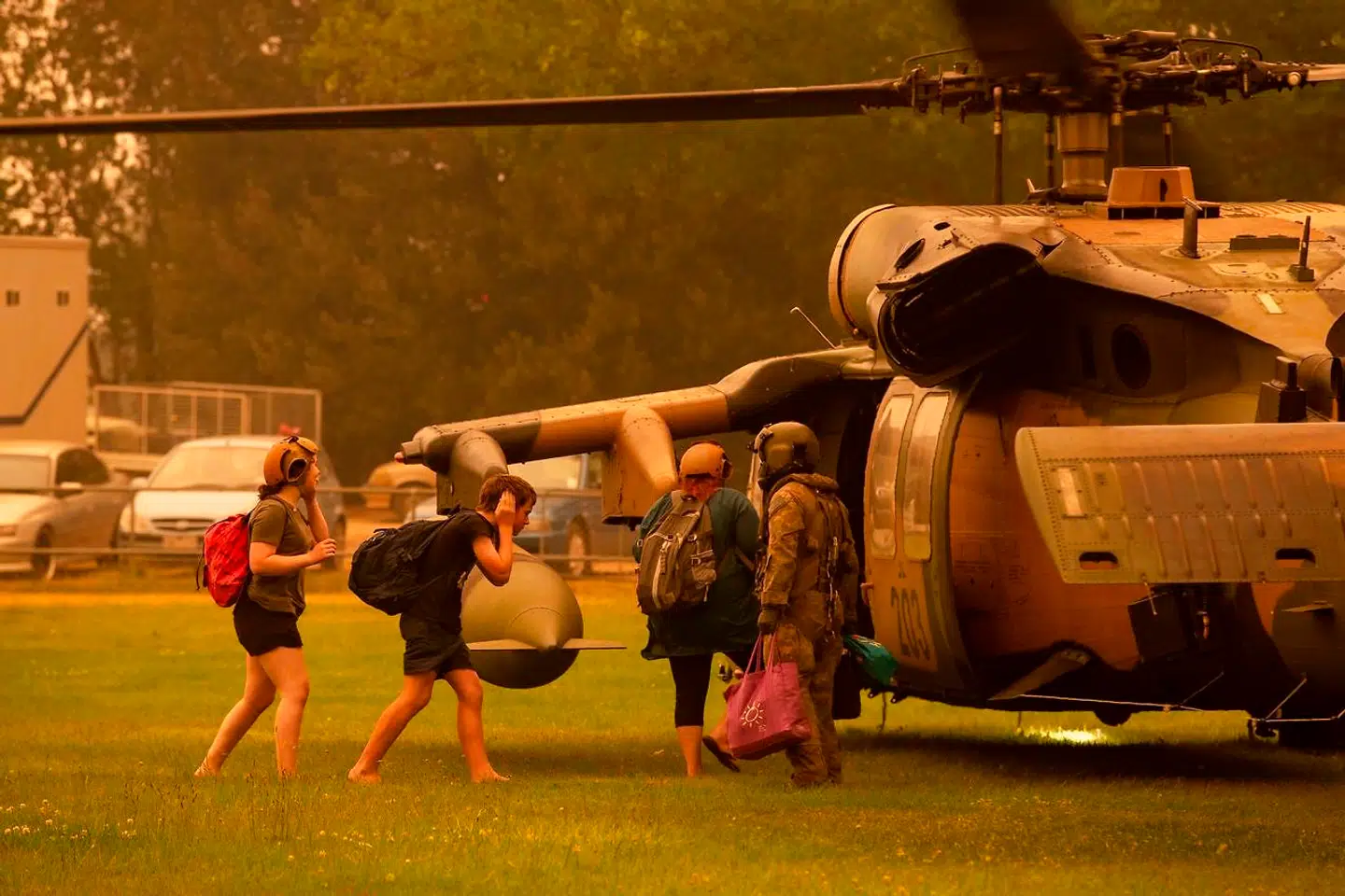 I byen Omeo små 70 km fra Bright blev folk evakueret fra brandene i en Black Hawk helikopter.