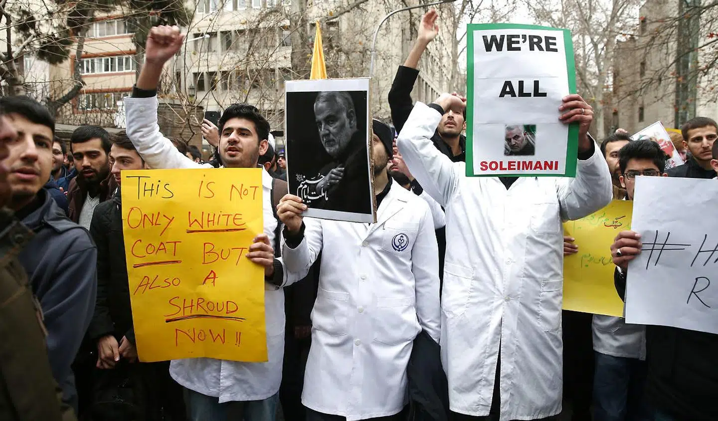 Iranere i Teheran protesterer mod drabet på Qasem Soleimani.