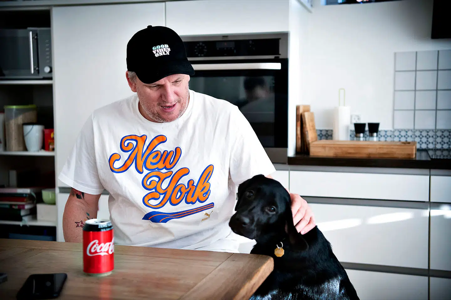 Nikolaj Jacobsen i køkkenet sammen med hunden Alvin.