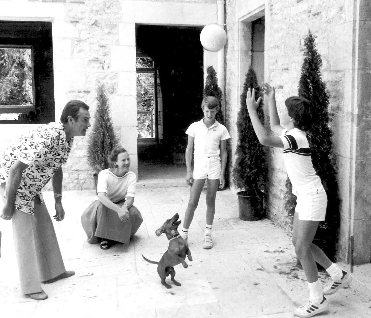 Kronprins Frederik spiller bold med hofhunden Balthazar på kongefamiliens ferie på Château de Cayx i Cahors i august 1981.