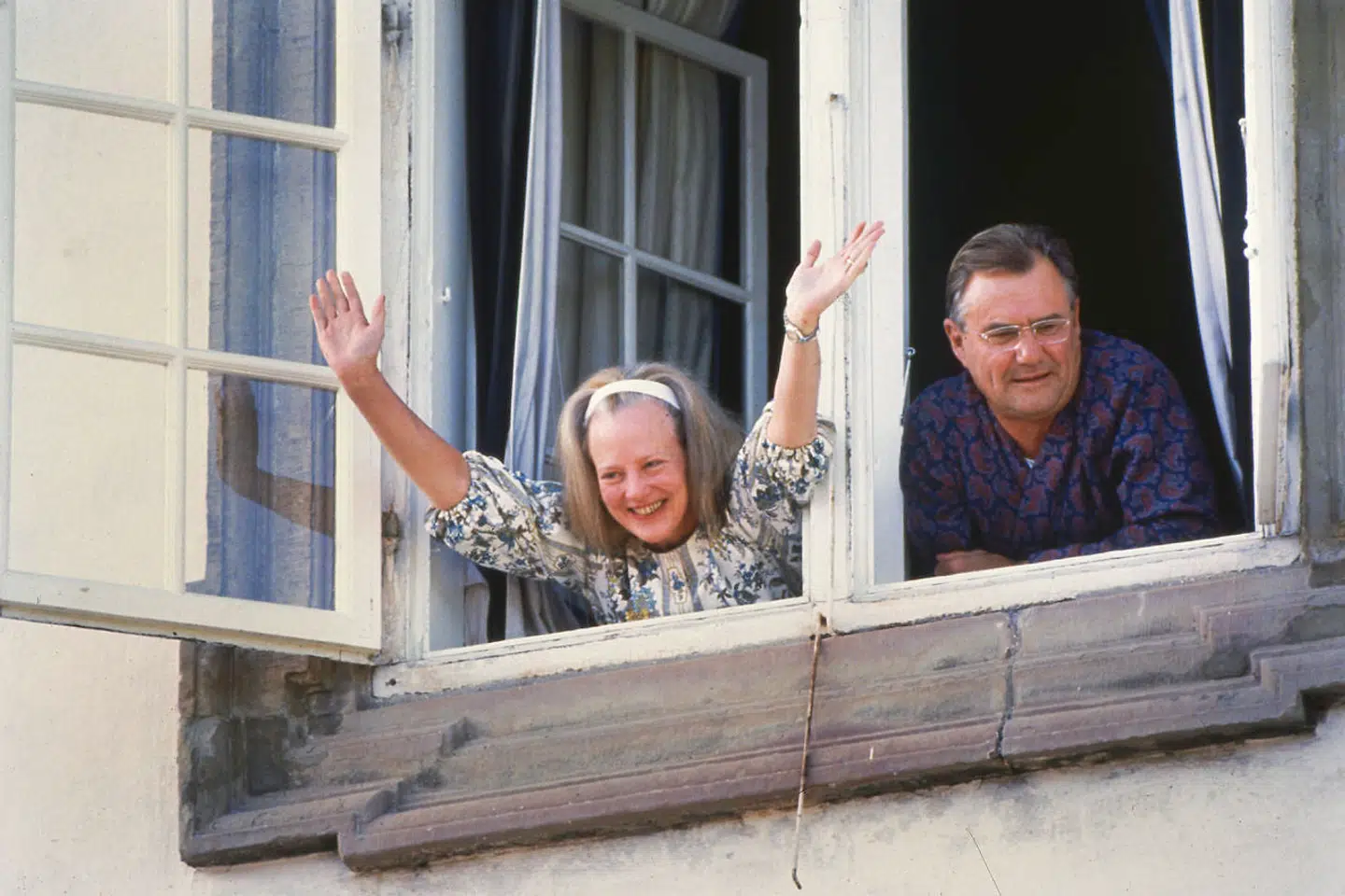 Der gik et sus gennem folkemængden, da dronningen viste sig i vinduet med morgenhår på regentparrets sølvbryllupsdag.