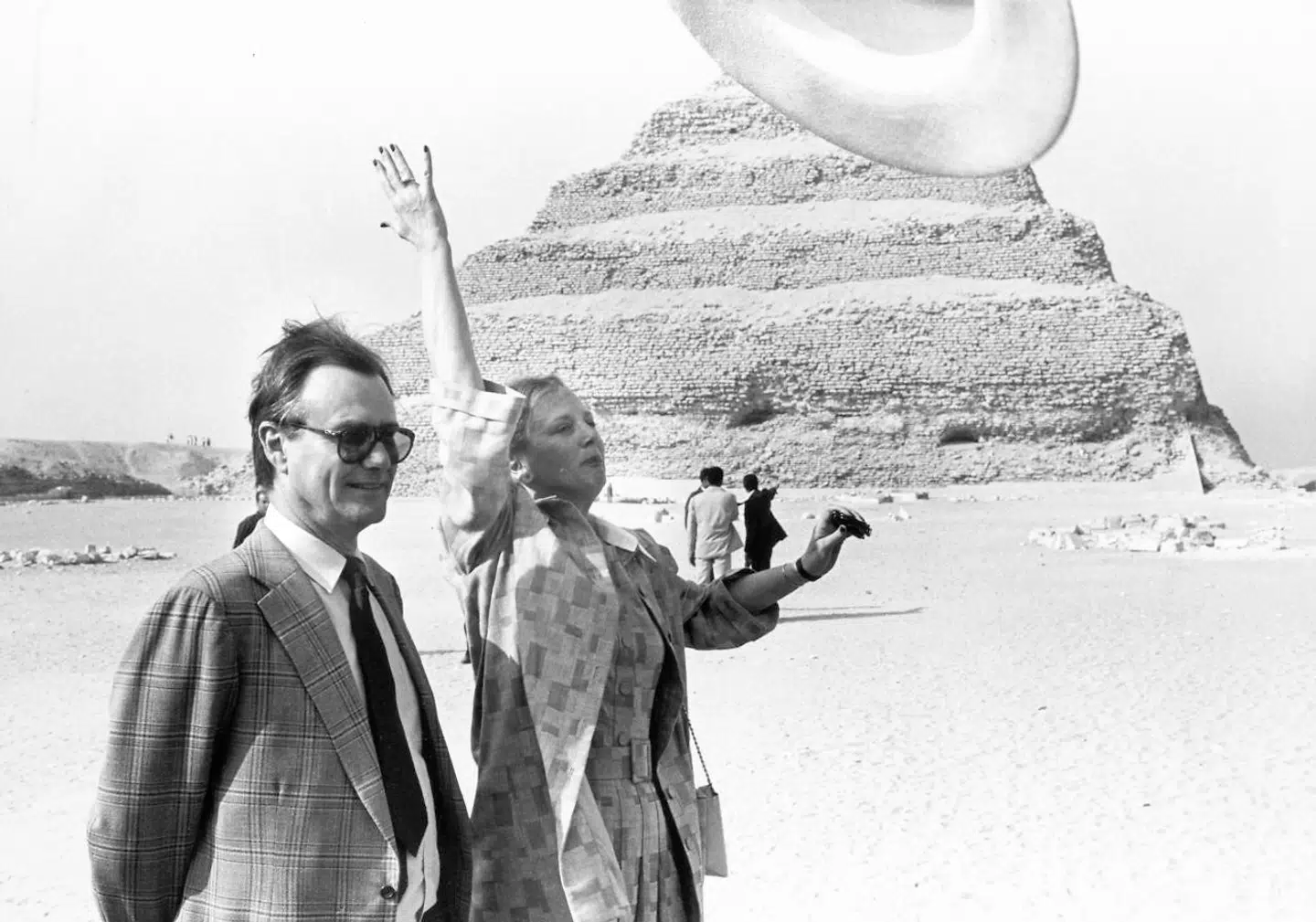 Et vindstød snupper dronningens hat under regentparrets besøg i Egypten.