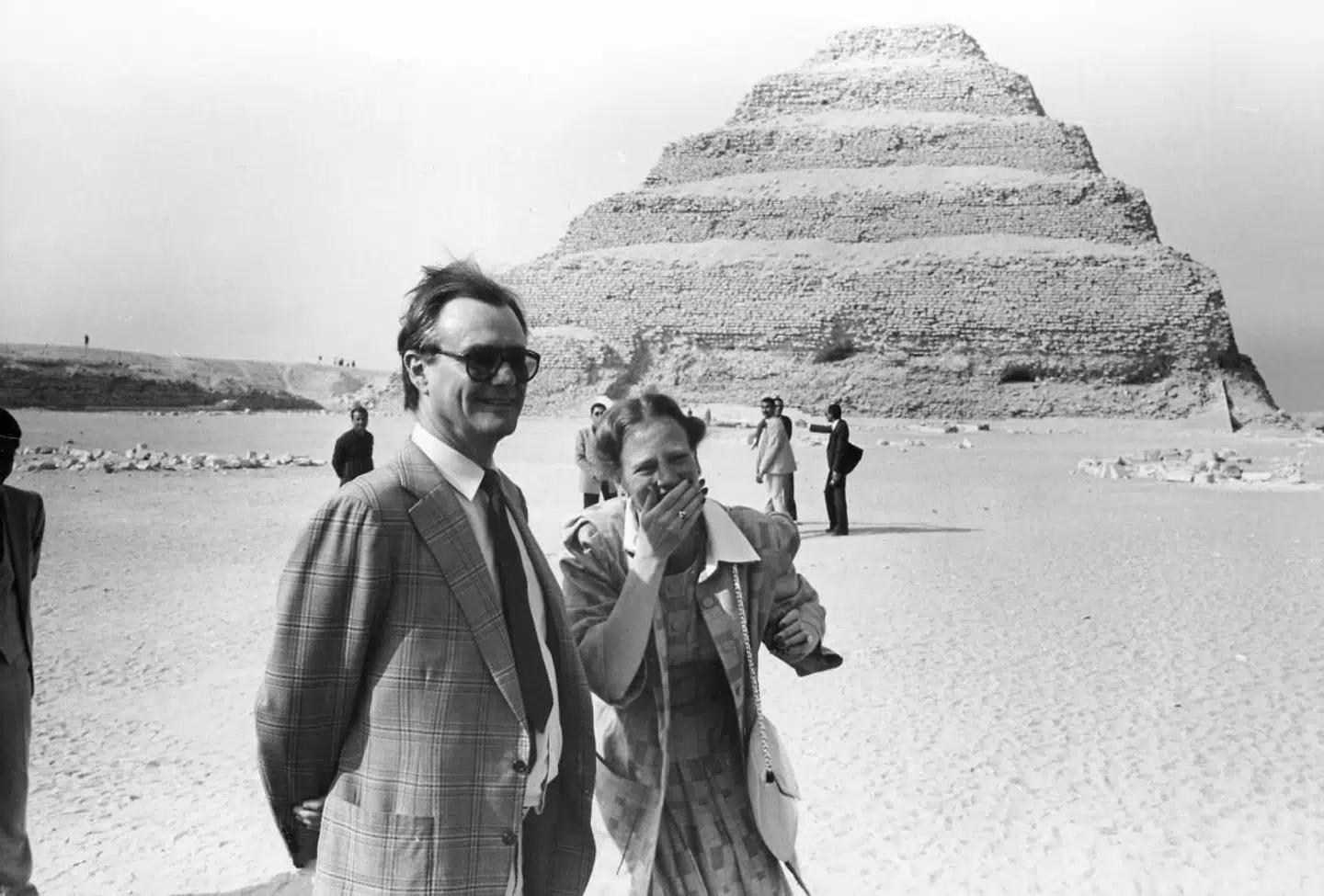 Et vindstød snupper dronningens hat under regentparrets besøg i Egypten.