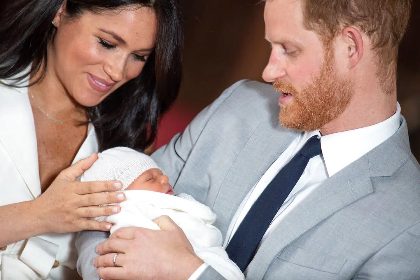 epa07555748 The Duke and Duchess of Sussex with their baby son, who was born on Monday morning, during a photocall in St George's Hall at Windsor Castle in Winsdor, Britain, 08 May 2019. EPA/Domic Lipinski / PA EDITORIAL USE ONLY/NO SALES