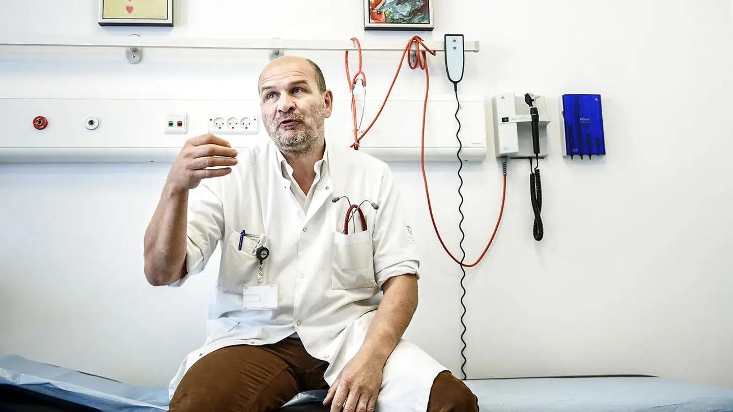 Jens-Christian Holm er leder af Enheden for Overvægtige Børn og Unge ved Holbæk Sygehus. Han kalder det exceptionelt uheldigt, når folk som Sofie Hagen udtaler sig skråsikkert om noget, uden at have den nødvendige faglige indsigt.