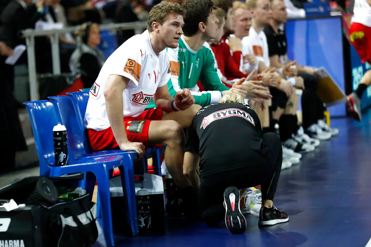 Magnus Landin tilses på bænken efter Golden League-kampen mod Norge fredag.