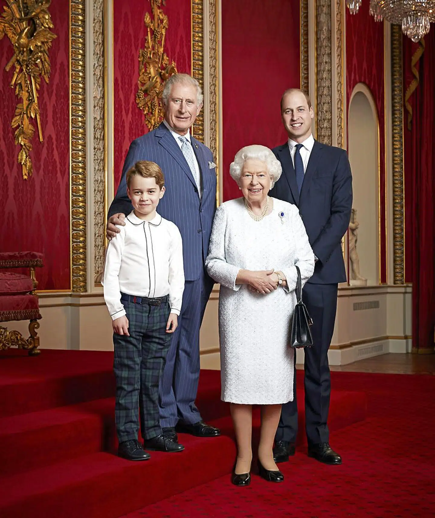 Her ses det officielle portræt med dronning Elizabeth, prins Charles, prins William og prins George.