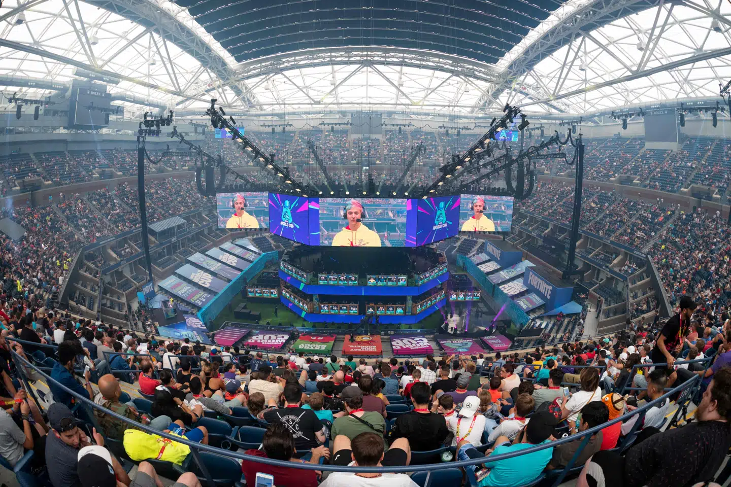 Fortnite-spilleren Ninja taler her til publikum ved Fortnite World Cup Finals i New York i juli sidste år. Johannes Eisele/Ritzau Scanpix