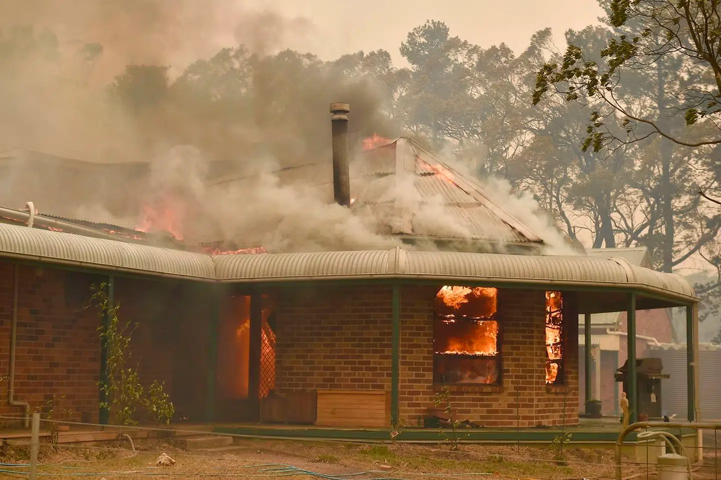 A property burns from bushfires in Balmoral, 150 kilometres southwest of Sydney on December 19, 2019. I Australien stortrives skovbrandene i rekordvarme og kraftig vind. Delstaten, hvor Sydney ligger, har slået alarm, så brandvæsnet kan tvinge folk ud af husene. Det skriver Ritzau, torsdag den 19. december 2019.. (Foto: PETER PARKS/Ritzau Scanpix)