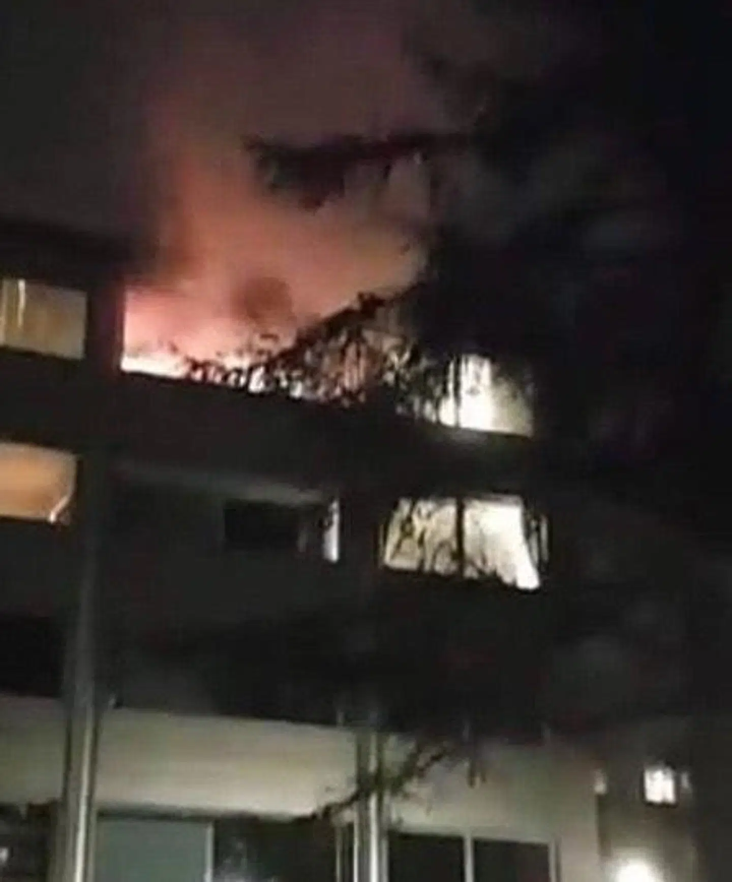 Brand i beboelsesejendom efter unge har kastet fyrværkeri op i en altan.