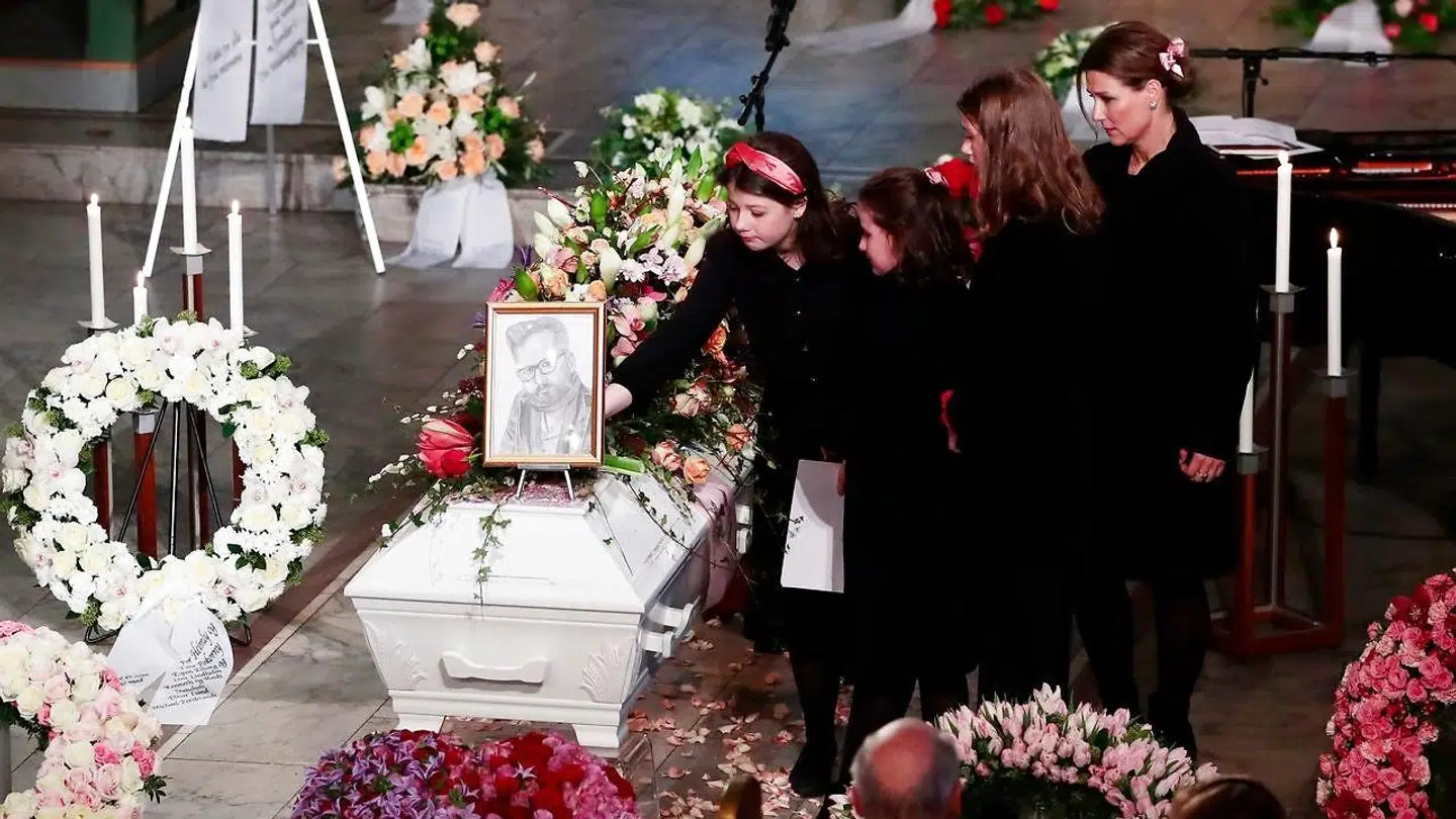 Prinsessse Märtha Louise med hendes og Ari Behns tre døtre foran Ari Behns kiste.