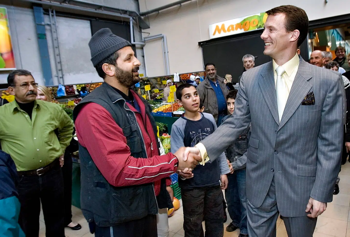 Prins Joachim ved åbningen af Bazar Fyn i Odense. Bazaren er 7000 m d. 2. markedsplads der rummer d. 65. forretninger og restauranter hvor danskere af alle nationaliteter kan mødes og handle.