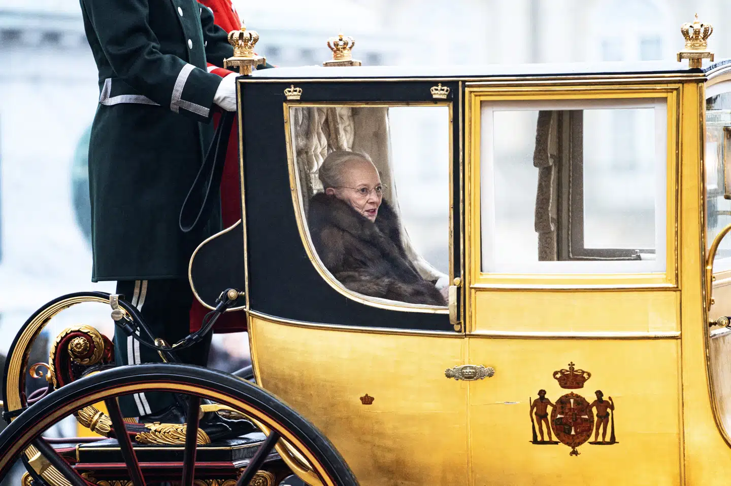 Når nytårskuren er afsluttet omkring klokken 13.30, kører dronning Margrethe tilbage til Amalienborg i guldkareten, som også kaldes Kong Christian VIII's karet. Den er belagt med 24 karats bladguld. Ida Guldbæk Arentsen/Ritzau Scanpix