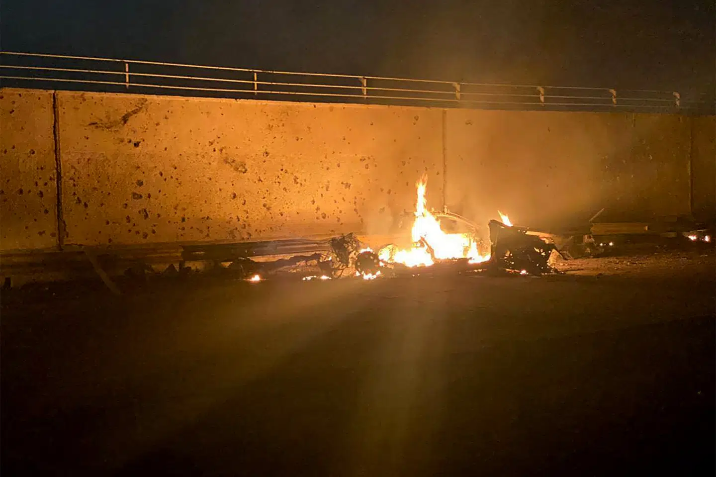 Dette billede fra det irakiske militærs mediekontor viser angiveligt et køretøj, der er blevet ramt af USA's luftangreb i Bagdad natten til fredag dansk tid. -/Ritzau Scanpix