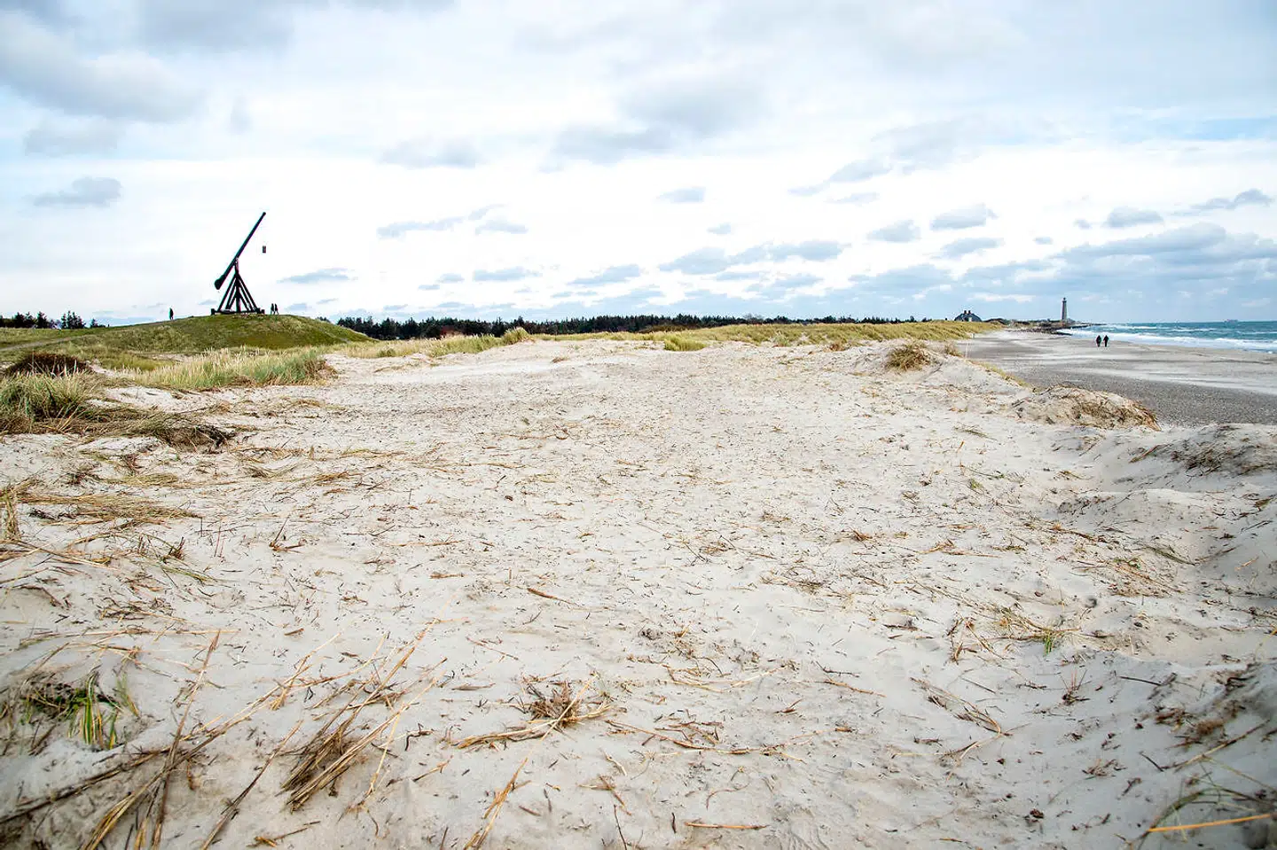 Det fredede klitområde, som er gravet væk og udjævnet, er omkring 3.500 kvadratmeter.