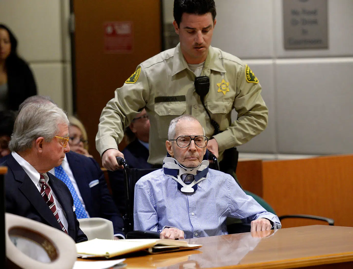 Robert Durst ankommer i kørestol til en høring i retten i Los Angeles i 2016.