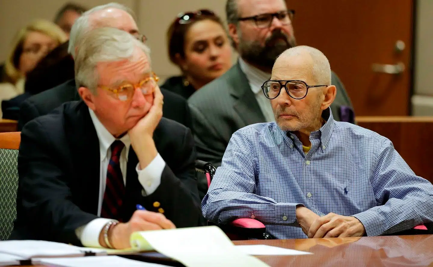 Robert Durst ved siden af sin advokat, Dick Deguerin, i retten i Los Angeles.