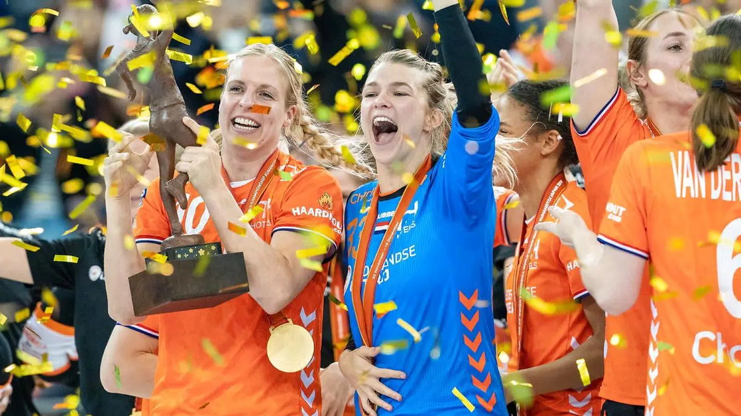 Tess Wester (th) og resten af det hollandske håndboldlandshold vandt VM-guld i december.