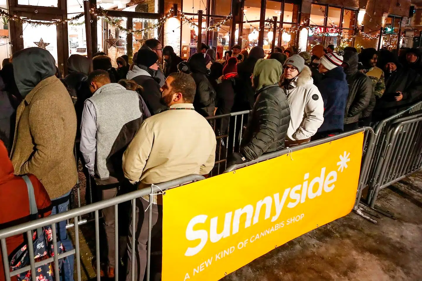 De stod i kø, fra før solen stod op.