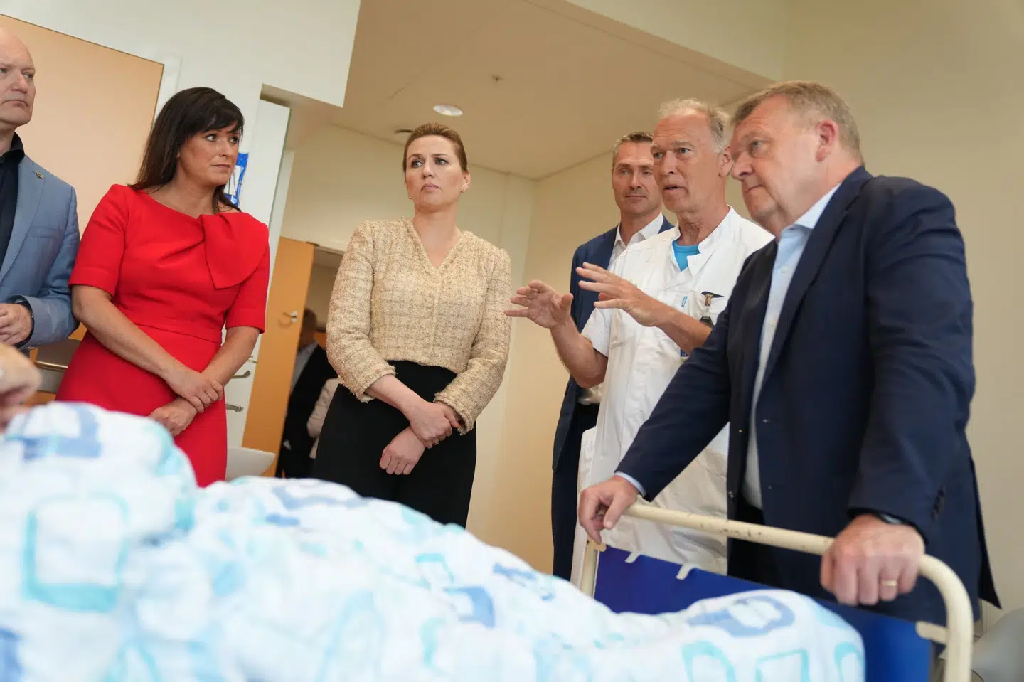 Statsminister Mette Frederiksen (S), udenrigsminister Lars Løkke Rasmussen (M) samt indenrigs- og sundhedsminister Sophie Løhde (V) blev vist rundt på Rigshospitalet i København inden pressemødet tirsdag. Ida Marie Odgaard/Ritzau Scanpix