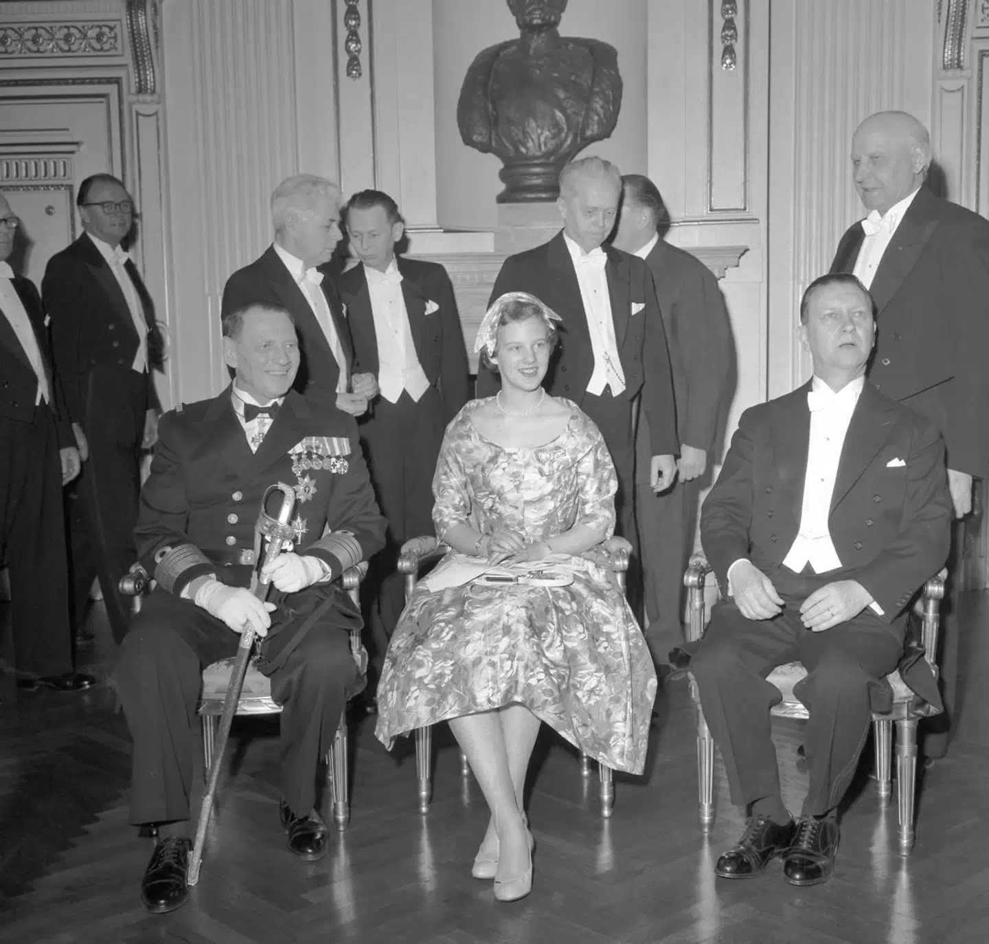 18-årige prinsesse Margrethe er til sit første statsrådsmøde i 1958. Her ses hun sammen med sin far, Kong Frederik IX, og statsminister H.C. Hansen.