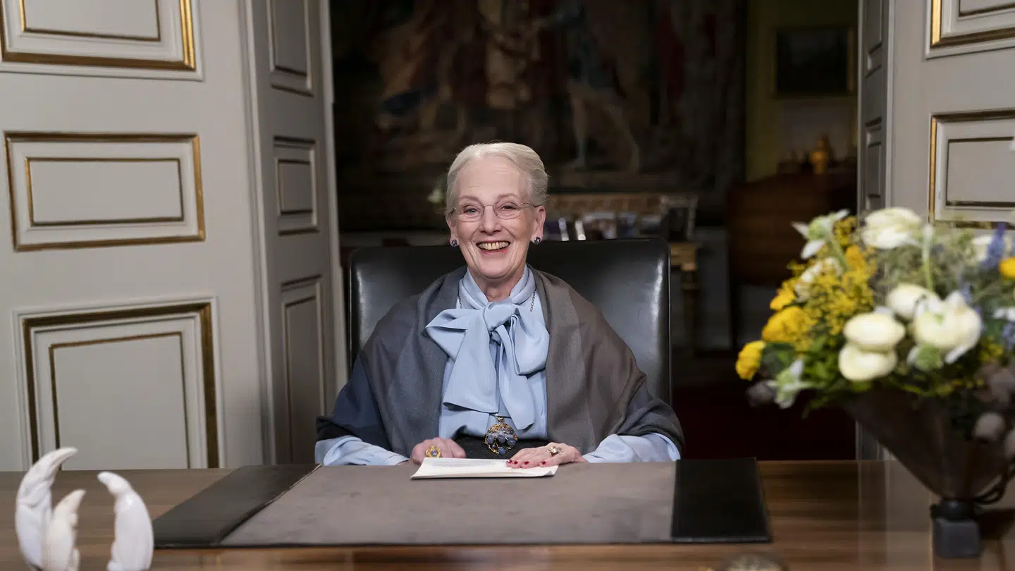 Dronning Margrethes bar et smykke sammen med den klassiske bluse. Noget, der også var med til at skabe noget smukt at se på, når man kun kunne se Dronningen fra livet og op.