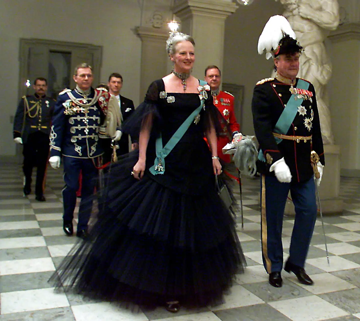 Dronning Margrethe og prins Henrik ankommer til gallamiddag på Christianborg Slot. Margrethe i kjole designet af Uffe Frank.