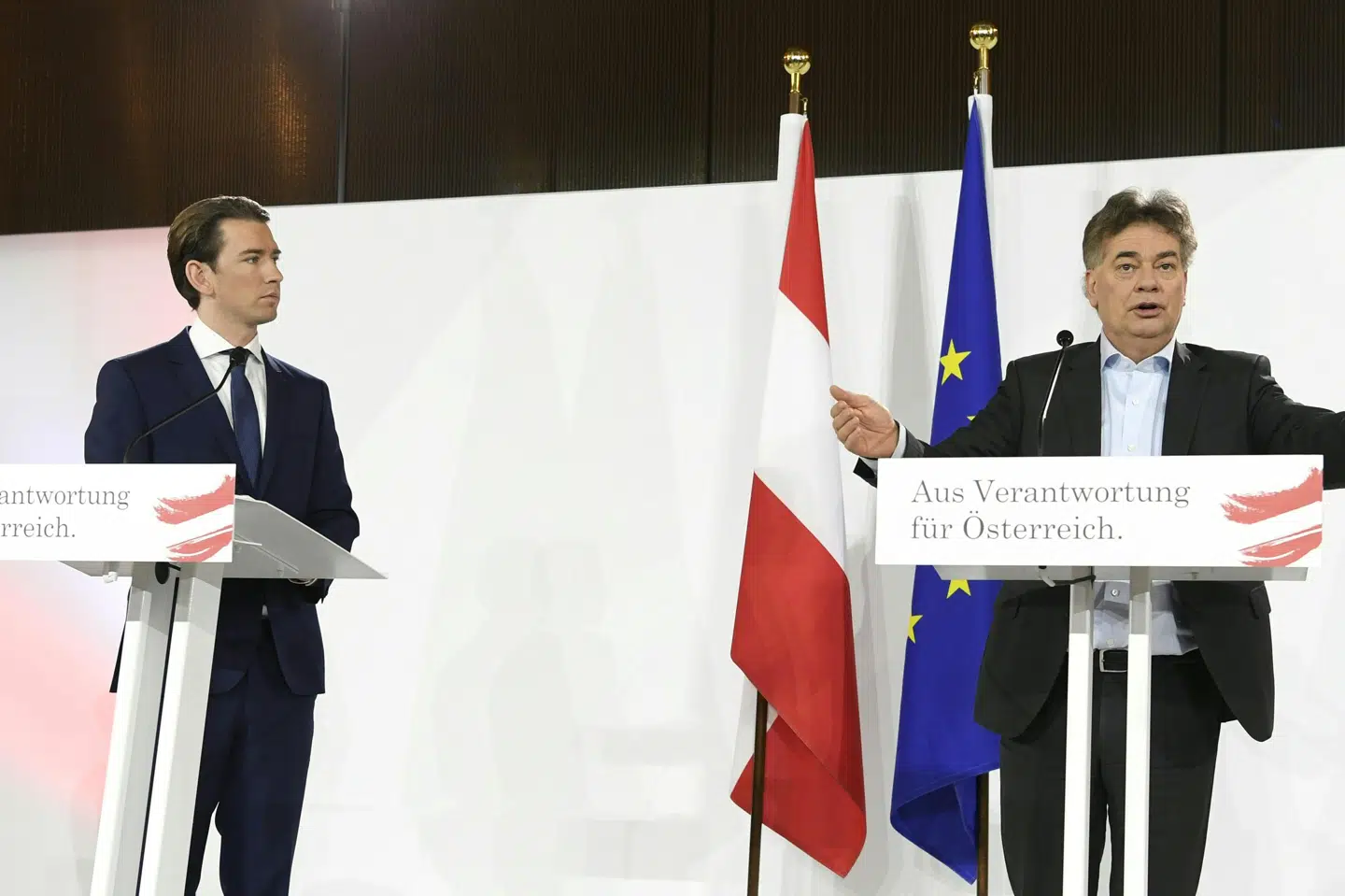 ÖVP-leder Sebastian Kurz (t.v.) og lederen af De Grønne, Werner Kogler (t.h.), præsenterede deres nye regeringsprogram på en pressekonference i Wien torsdag efter adskillige ugers vanskelige forhandlinger. Hans Klaus Techt/Ritzau Scanpix