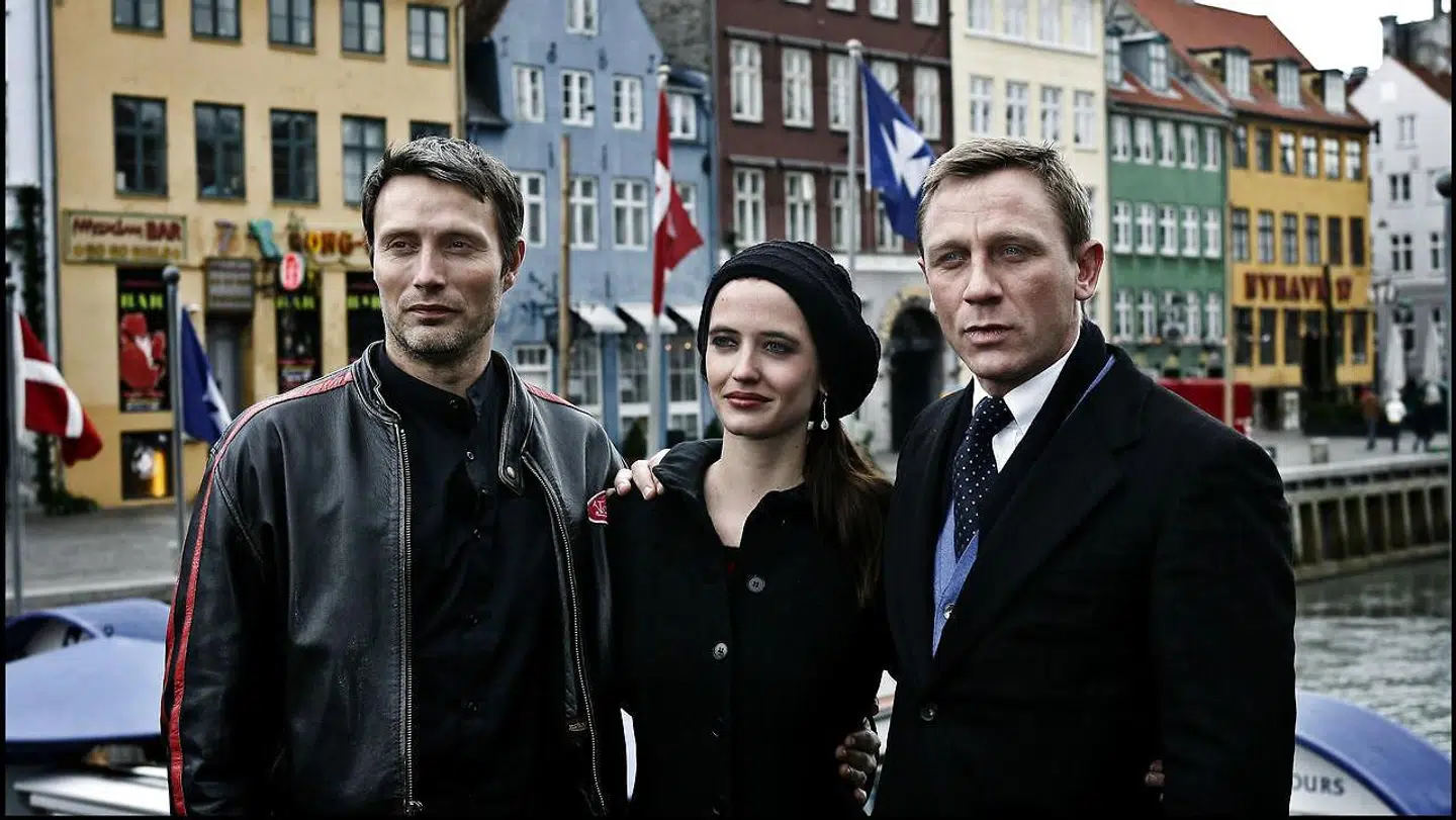 Mads Mikkelsen medvirkede i 2006 i James Bond-filmen 'Casino Royale', hvor han spillede skurken Le Chiffre. Her ses Mads Mikkelsen i Nyhavn sammen med to af filmens øvrige hovedpersoner Daniel Craig og Eva Green, der spillede henholdsvis James Bond og bond-baben Vesper Lynd i filmen.