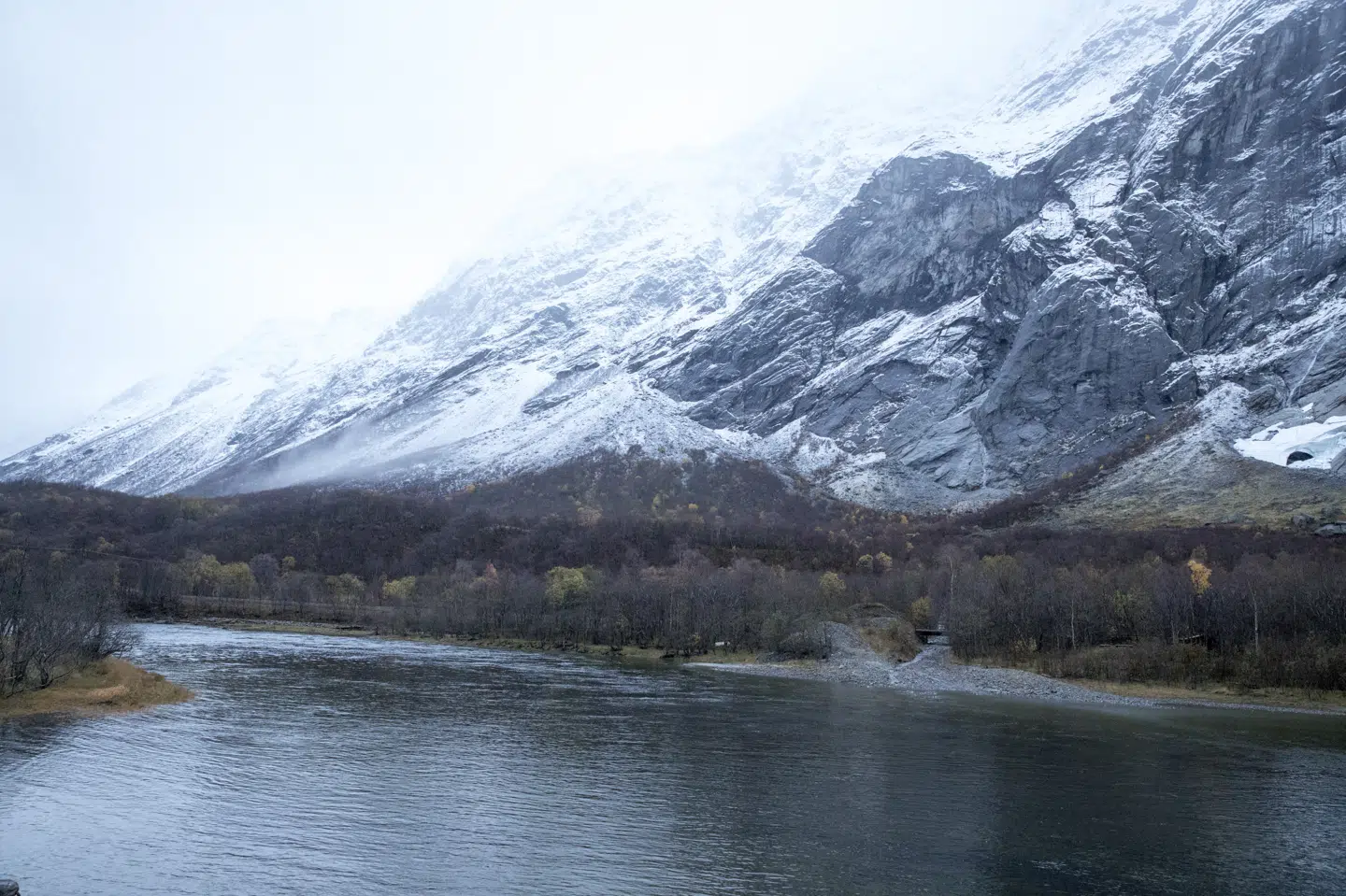 Foto af fjeldet Mannen ved Åndalsnes i de sene efterårsmåneder. Nu er der nærmest sommergrader i samme område i begyndelsen af det nye år. Pedersen, Terje/Ritzau Scanpix