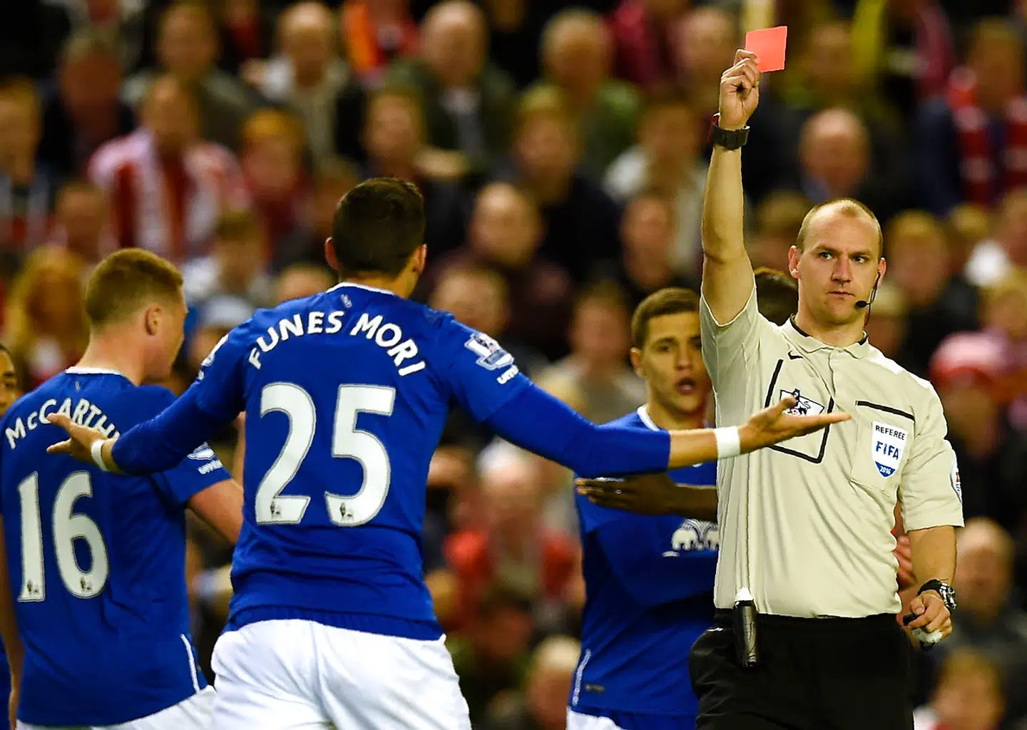 Fodbolddommeren Bobby Madley udviser den argentinske forsvarsspiller Ramiro Funes Mori i en Premier League-kamp mellem Liverpool og Everton i april 2016.