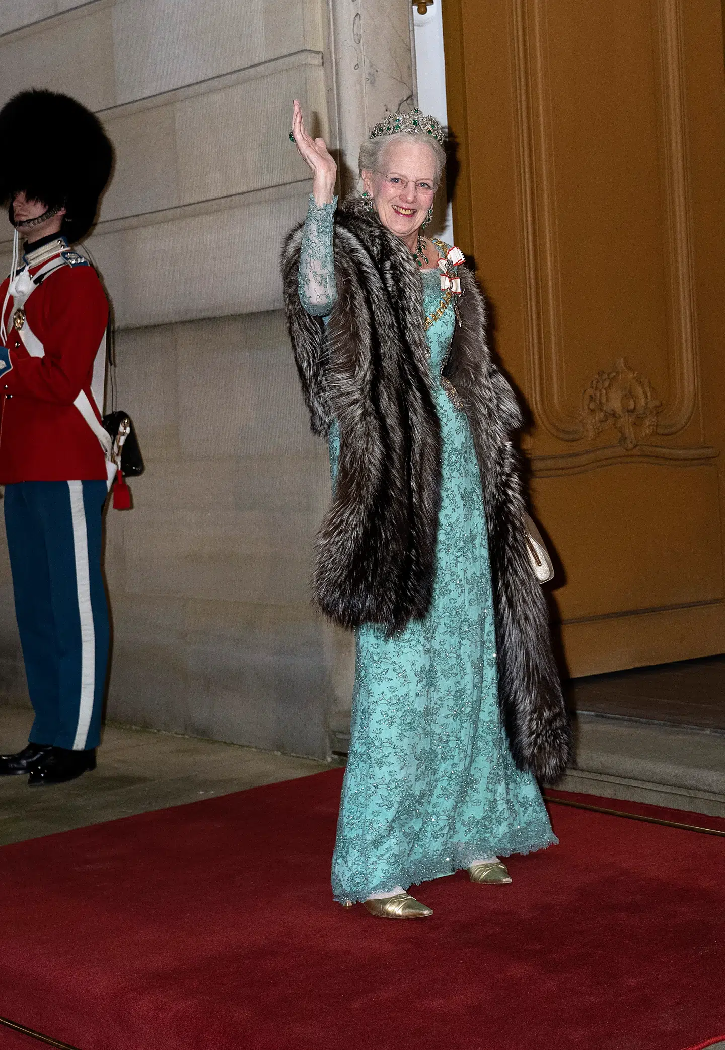 Dronning Margrethe ankommer til nytårstaffel. Hun får seks ud af seks stjerner for valg af kjole. (foto Keld Navntoft/Ritzau Scanpix )