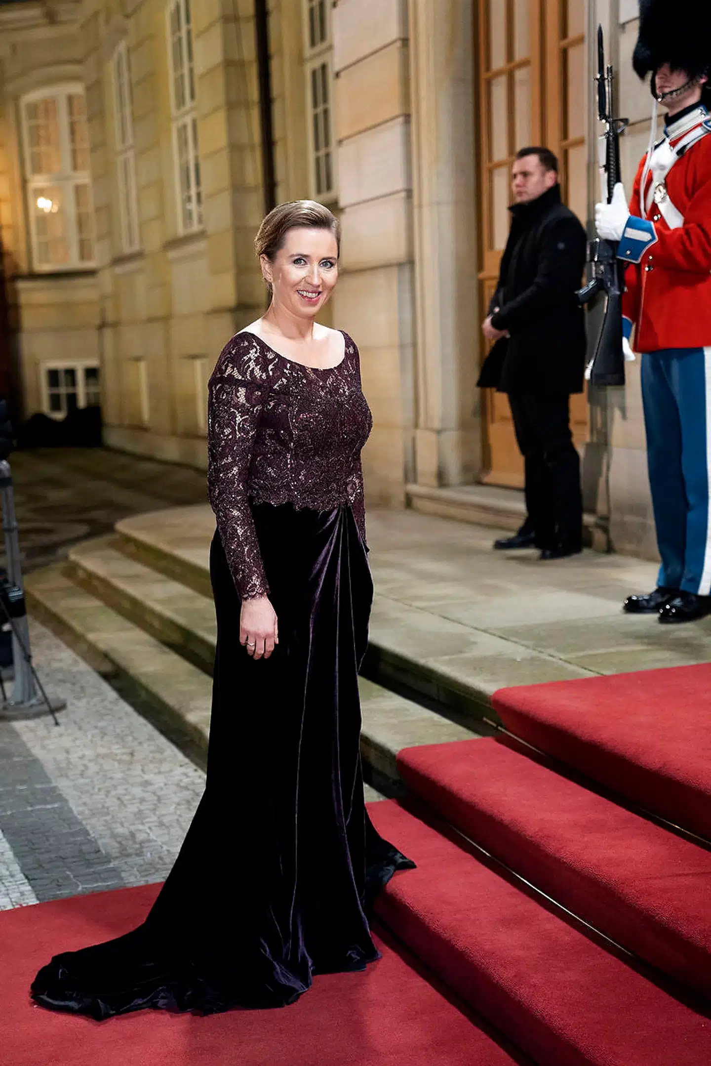 Statsminister Mette Frederiksen ankommer til nytårstaffel.