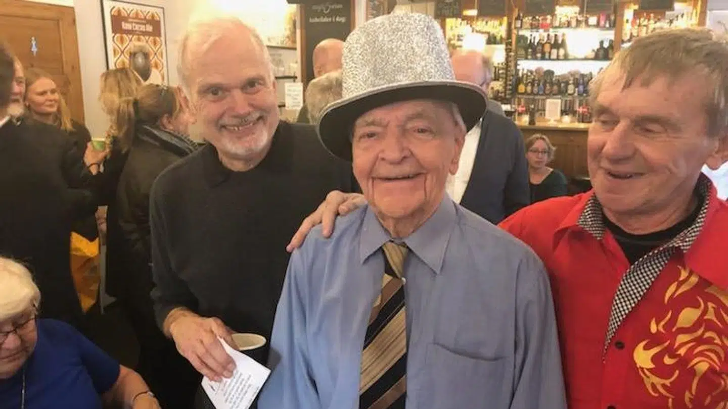 100 årsfødselaren, Knud Passer Iversen, i midten, gratuleres af to andre E-løbsveteraner, Steen Sjøgreen, tv., og Slawek Szrenk, som i 2018 fejrede 50 års jubilæum i Dyrehaven og blev kåret som Årets Eremitageløber.