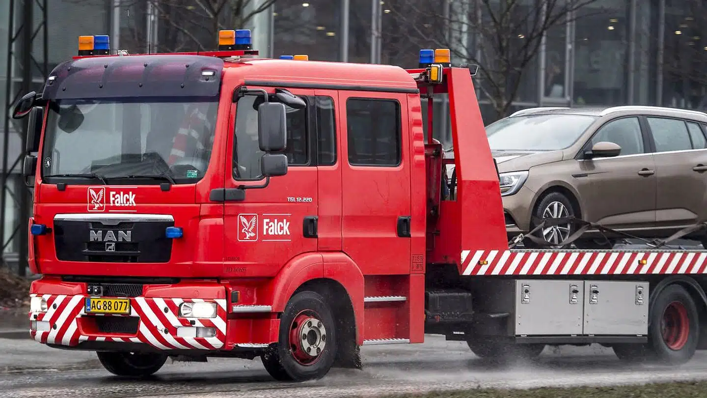 Mange bilister får efter al sandsynlighed problemer med at starte deres bil i morgen, når hverdagen melder sig igen efter jul og nytår. (Arkivfoto)