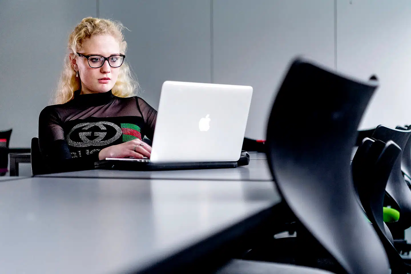 Det er ikke altid, at Nadine har lige så meget tid til at komme i swingerklubben, som hun ville ønske. I hverdagen fylder lektier og skolen, hvor hun læser HF, også mere og mere.