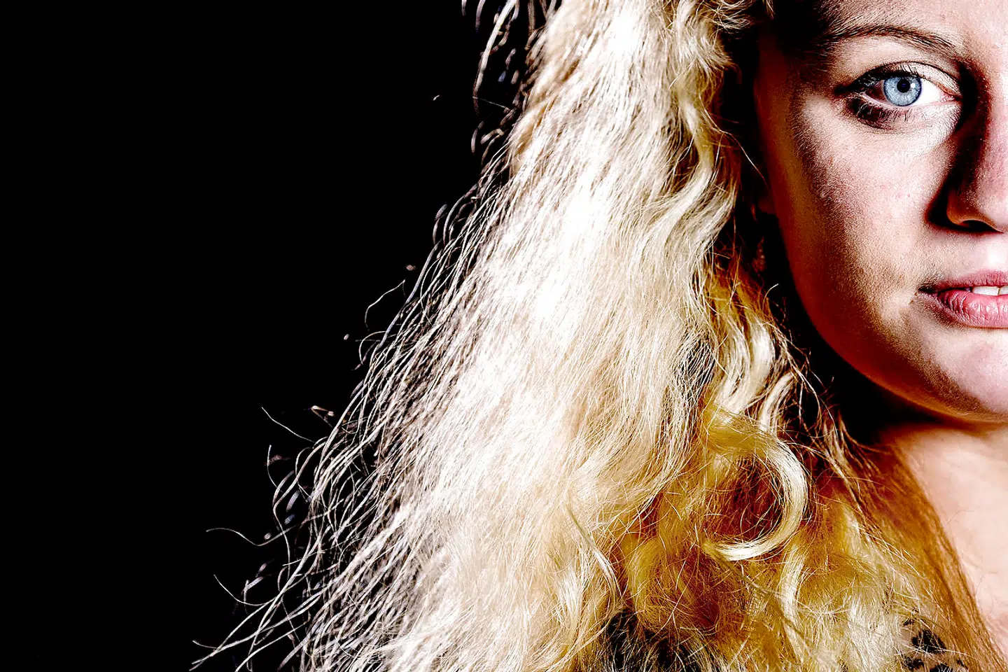 Når Nadine er i swingerklubben, så kalder alle hende for 'Blondie'. De færreste går under deres rigtige navne. For Nadine handler det også om, at hun føler sig som en anden person.