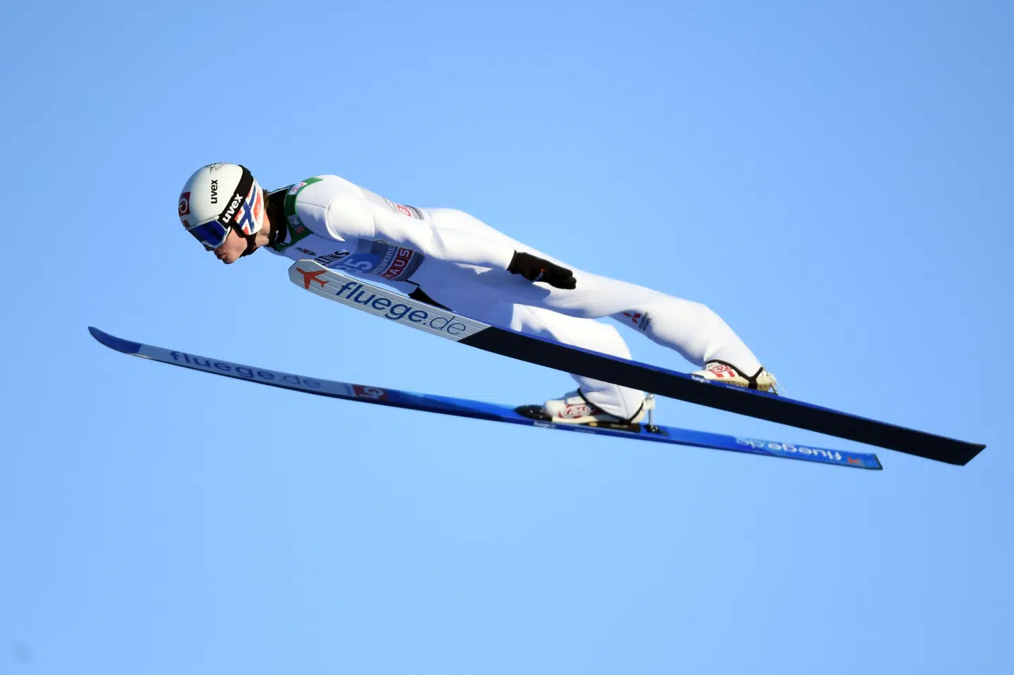 Norske Marius Lindvik var flyvende og bedst af alle i skihop nytårsdag i Tyskland. Christof Stache/Ritzau Scanpix