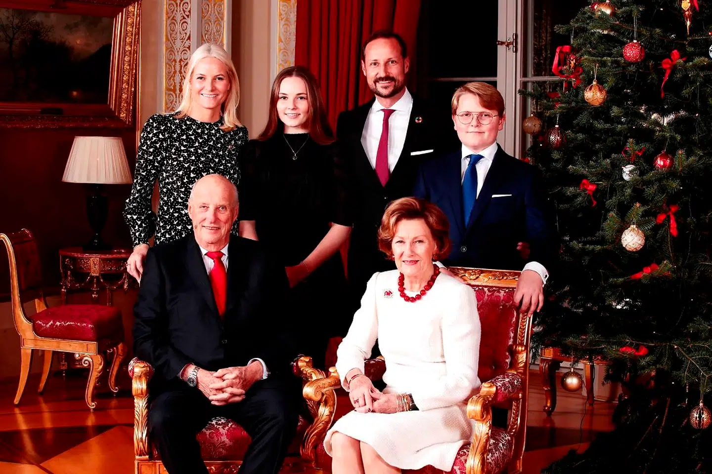 Årets julekort fra den norske kongefamilie. Kong Harald, Dronning Sonja, Kronprinsesse Mette-Marit, Prinsesse Ingrid Alexandra, Kronprins Haakon og Prins Sverre Magnus.