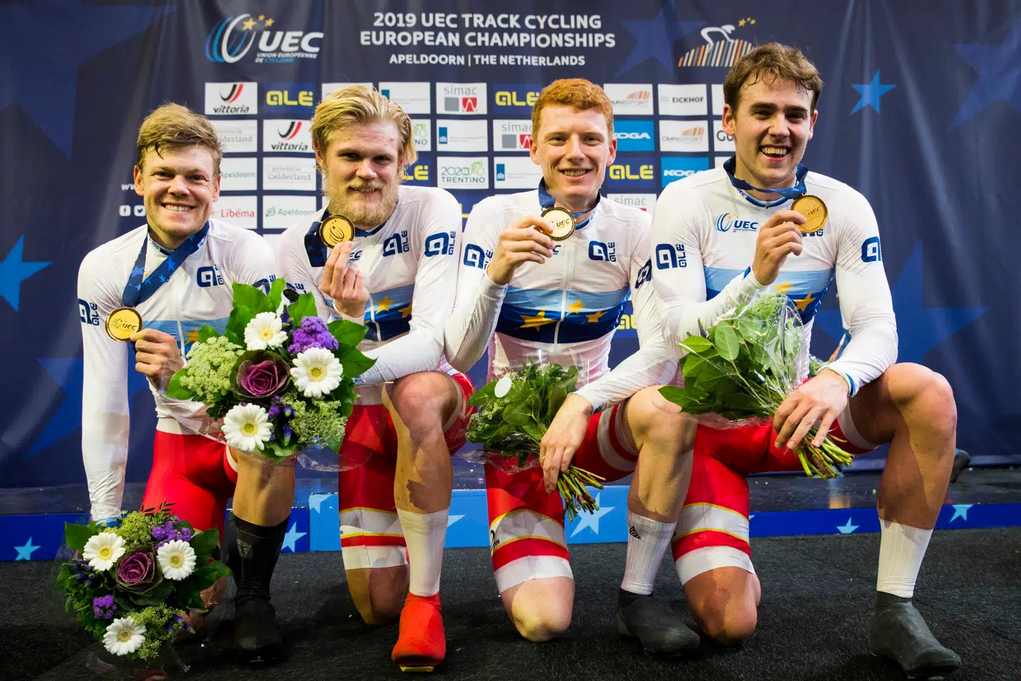 Kvartetten fra venstre mod højre: Lasse Norman Hansen, Julius Johansen, Frederik Rodenberg og Rasmus Lund Pedersen med deres medaljer og EM-striber efter sejren i holdforfølgelsesløb.