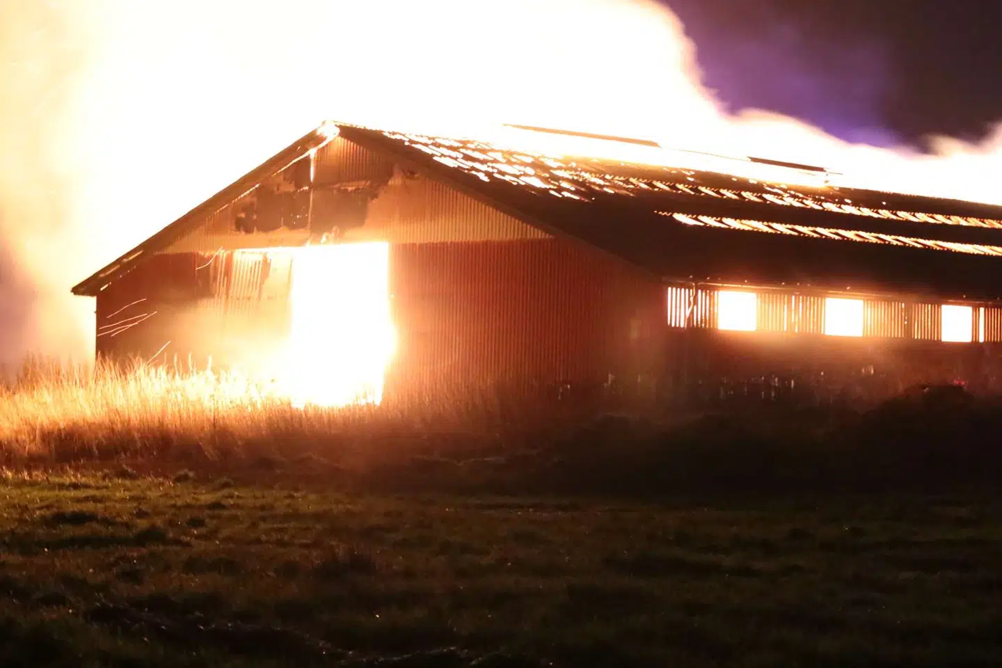 Den store ladebygning fyldt med halm står ikke til at redde. Slukningsarbejdet kommer til at vare det meste af dagen.