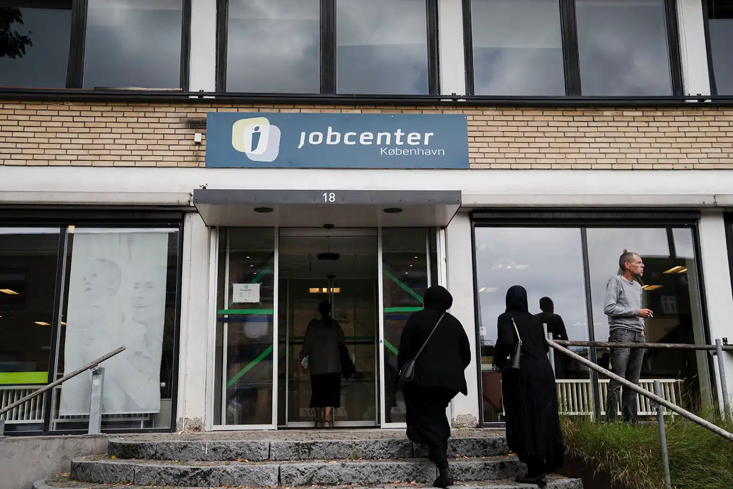 Jobsøgende slipper for to omstridte regler.