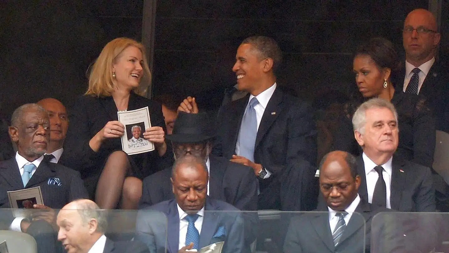 Helle Thorning-Schmidt og Barack Obama morede sig sammen, mens Michelle Obama ikke så helt tilfreds ud i forbindelse med mindeceremonien for Nelson Mandela i 2013.