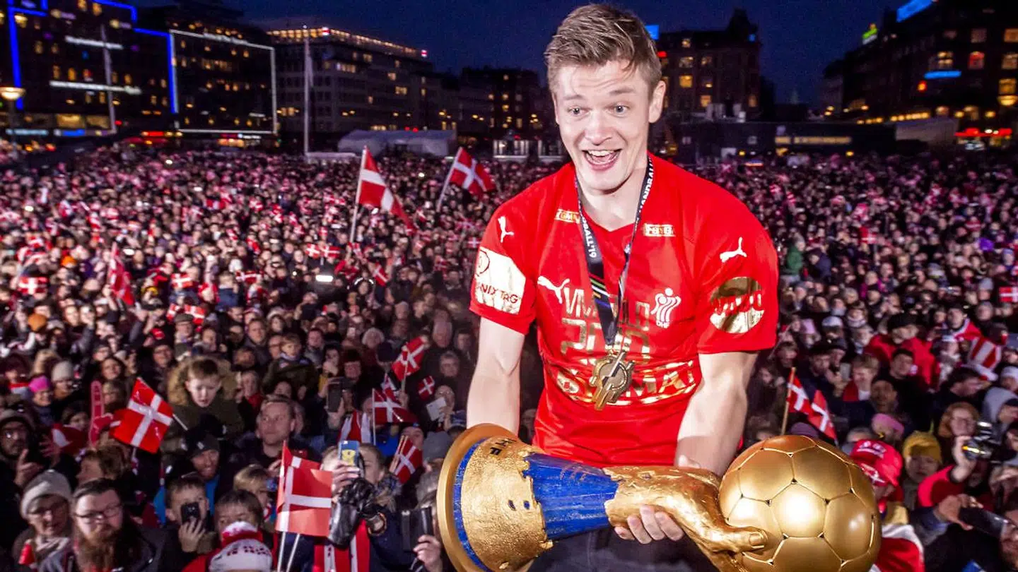 Lasse Svan blev sammen med resten af landsholdet hyldet på Rådhuspladsen efter VM-triumfen.