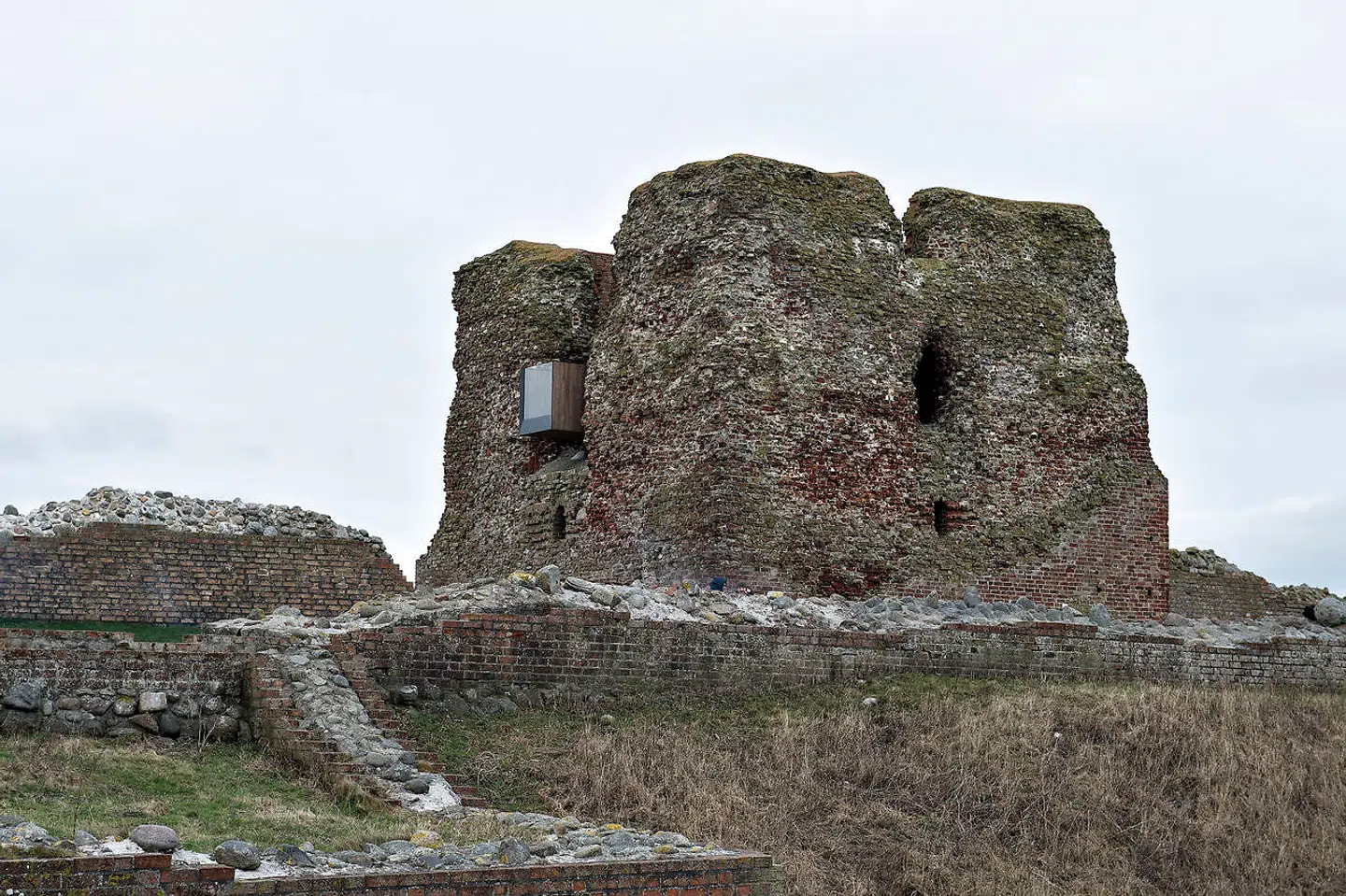 Kalø Slotsruin ved Rønde på Mols. Det er Danmarks bedst bevarede middelalderborg, grundlagt af Erik Menved i 1300-tallet, og idag et yndet udflugtsmål.