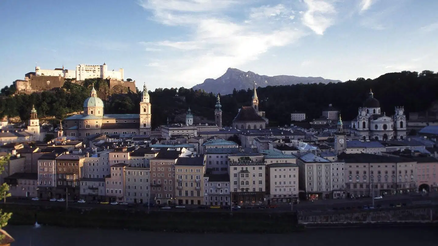 Her den østrigske by Salzburg.